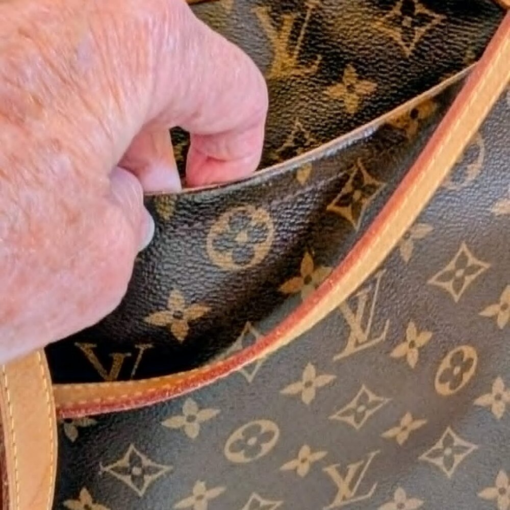 Louis Vuitton Monogrammed Odeon crossbody - Picture 8 of 14